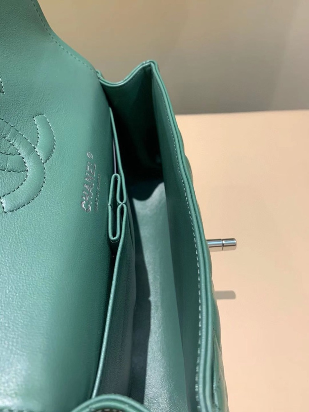 CHANEL Green lambskin Quilted Classic Flap Crossbody with Silver Hardware 23 cm - Picture 6 of 11